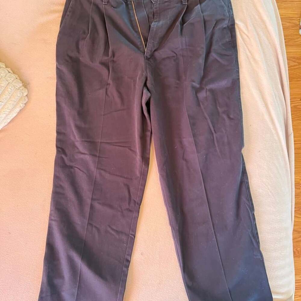 Dockers Men's Relaxed Fit Comfort Khaki Pleated Pants 36/30
